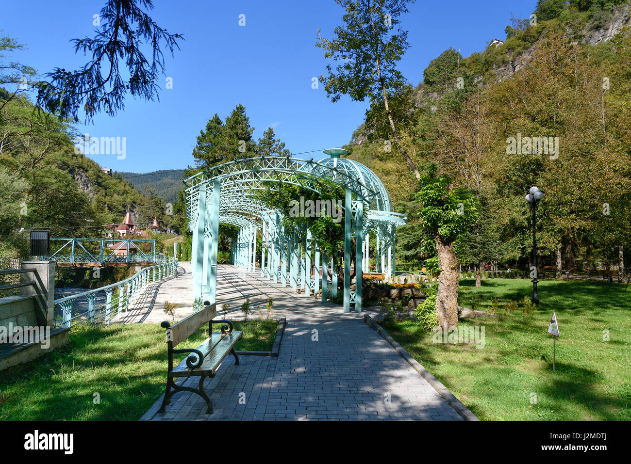 Pavillon bleu avec source chaude dans l'eau minérale park à Borjomi. La Géorgie Banque D'Images