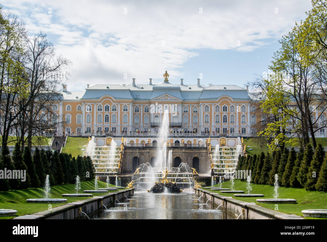 PETERHOF, RUSSIE - 10 MAI 2015 : voir l'emblématique de Peterhof Palace à Saint-Pétersbourg, Russie. Banque D'Images