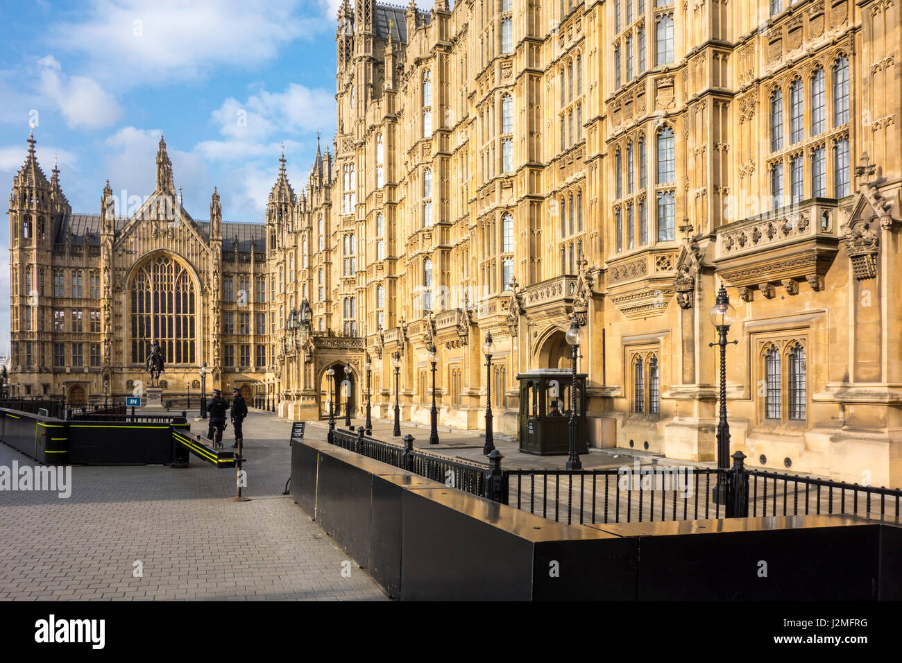 Bornes de sécurité ou l'anneau de protection en acier à l'extérieur du palais de Westminster (Parlement, Chambre des Lords) Westminster, London, UK Banque D'Images