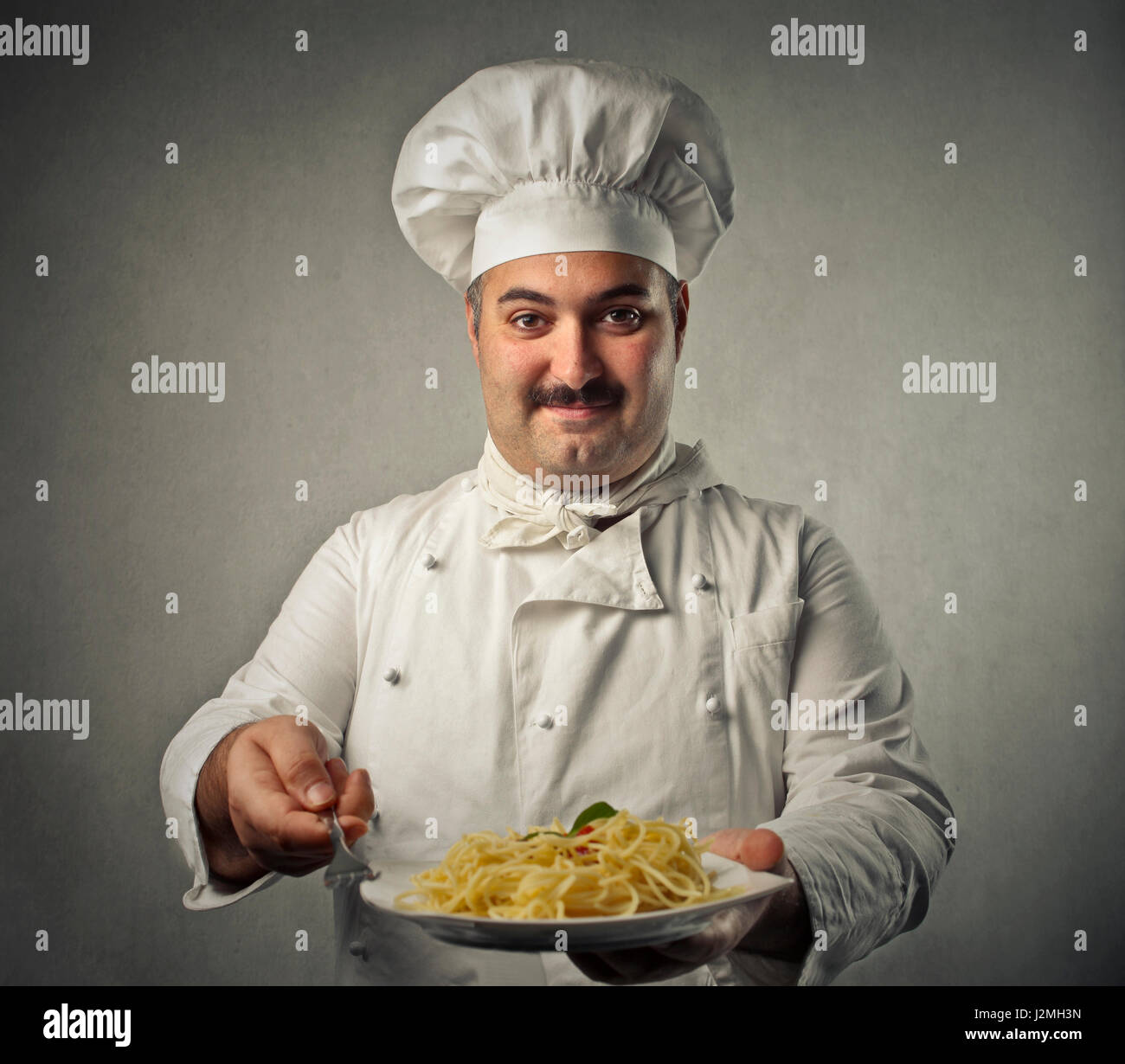 Chef holding pâtes fraîchement Banque D'Images