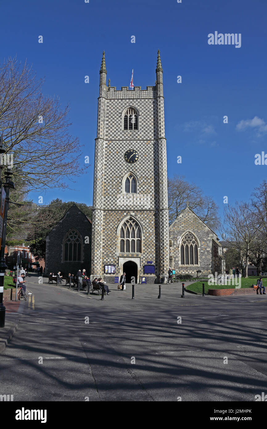 Lecture à la ministre "Butts' dans le centre de Reading avec sa grande tour à damiers de silex et de pierre et de la façade de cette église est une église très historique Banque D'Images