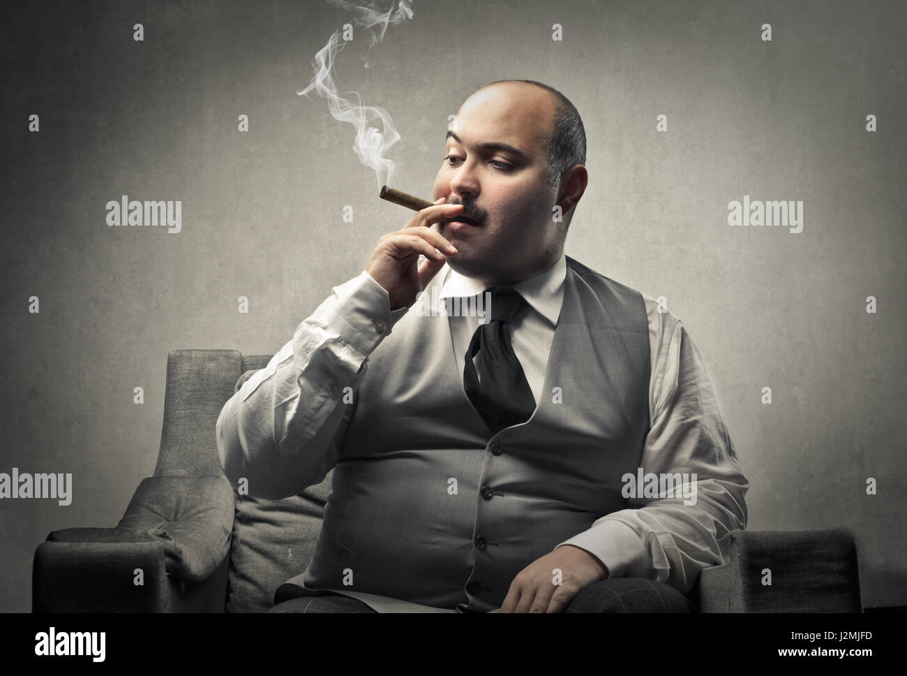 Homme élégant cigare fumer à l'intérieur Banque D'Images