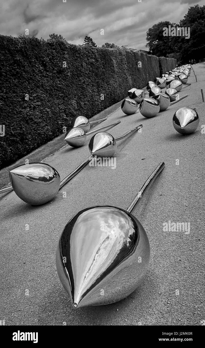 Laissez 100 fleurs bloom sculpture. par pas vitale au Yorkshire Sculpture Park en 2016. Banque D'Images Laissez 100 fleurs bloom sculpture. par pas vitale au Yorkshire Sculpture Park en 2016. Banque D'Images