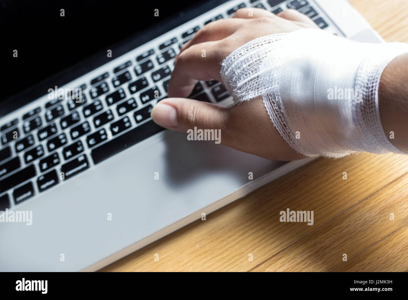 Sélectionner focus close up hand avec weire poignet pour travailler sur ordinateur en bourreau de concept Banque D'Images