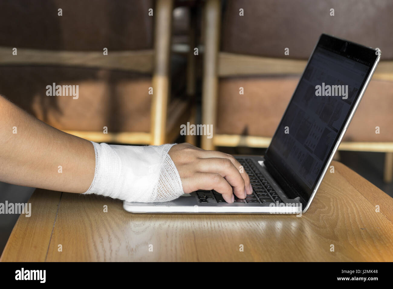 Sélectionnez l'accent sur la main avec poignet pour ordinateur workon weire Banque D'Images