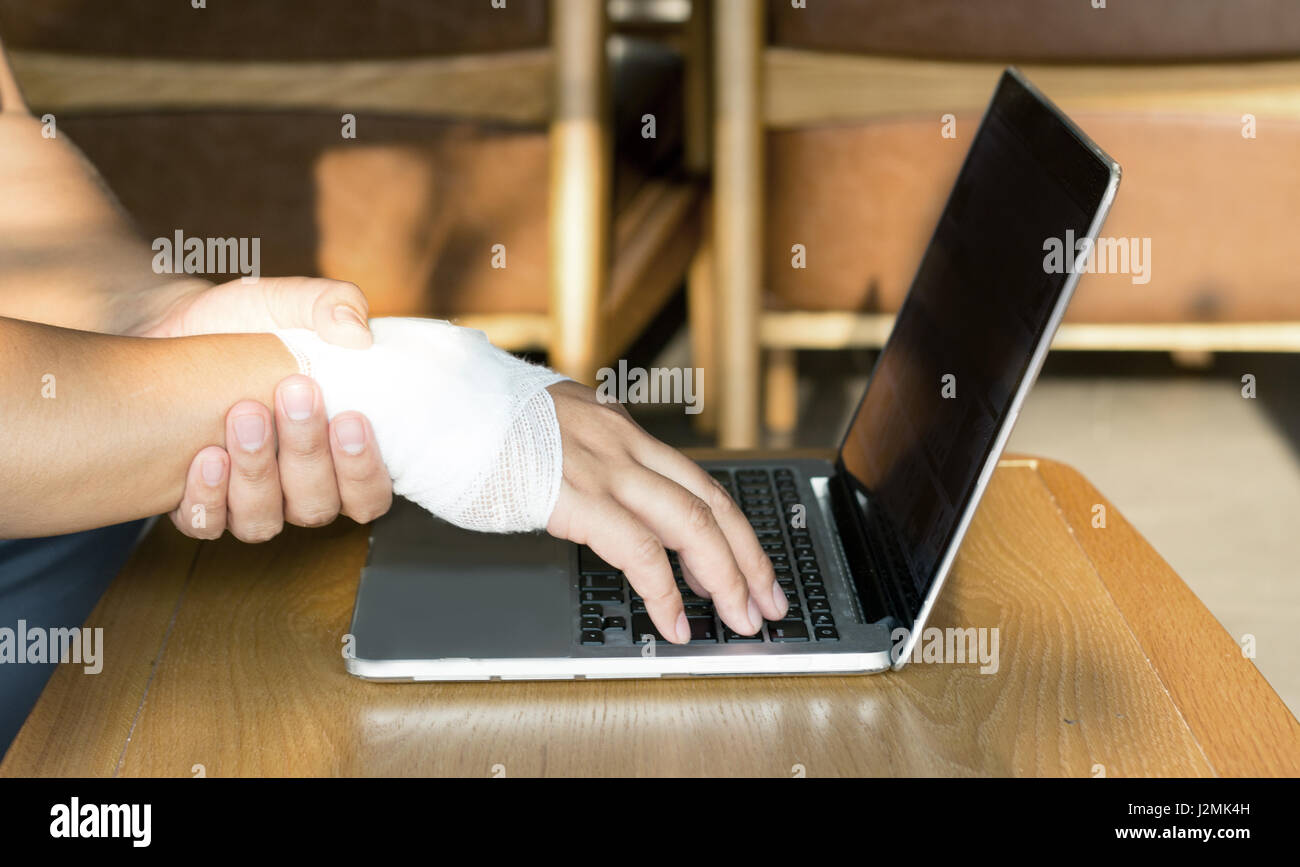 Sélectionnez l'accent sur la main de l'ordinateur de poignet workon weire Banque D'Images