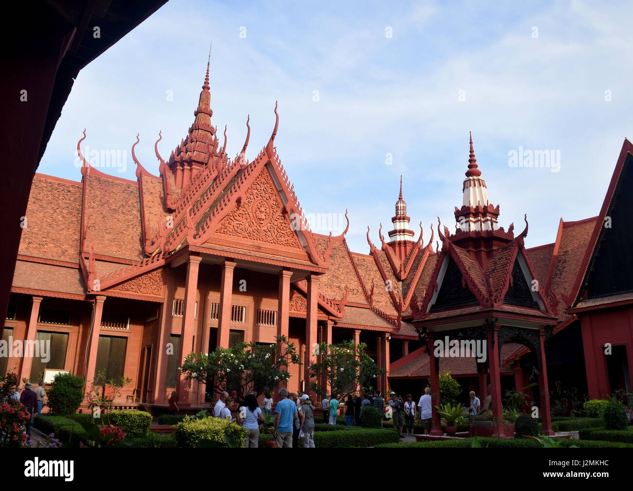 Musée National rouge dans la belle architecture khmère contre ciel bleu- Phnom Penh, Cambodge Banque D'Images