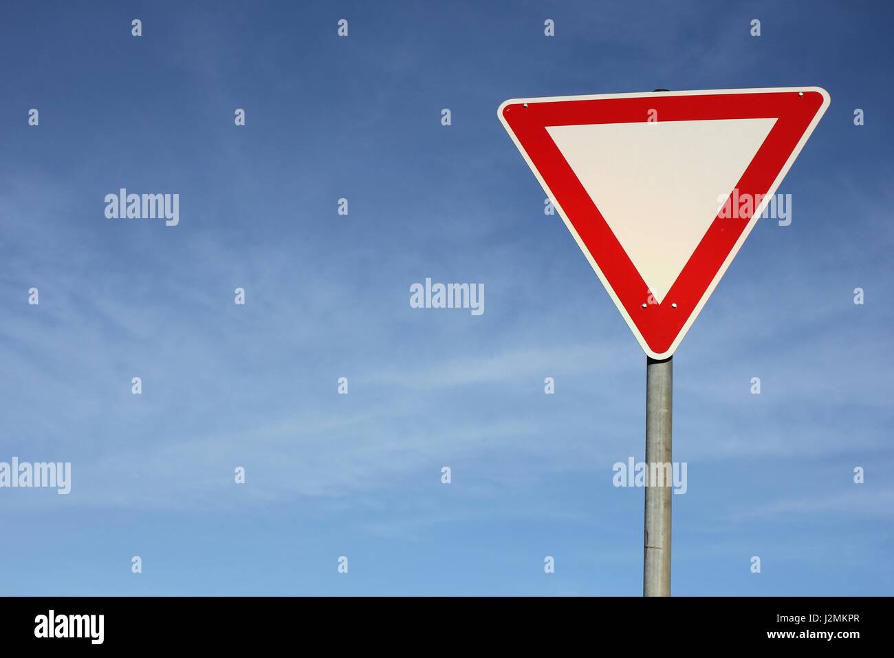 German road sign : céder la place Banque D'Images