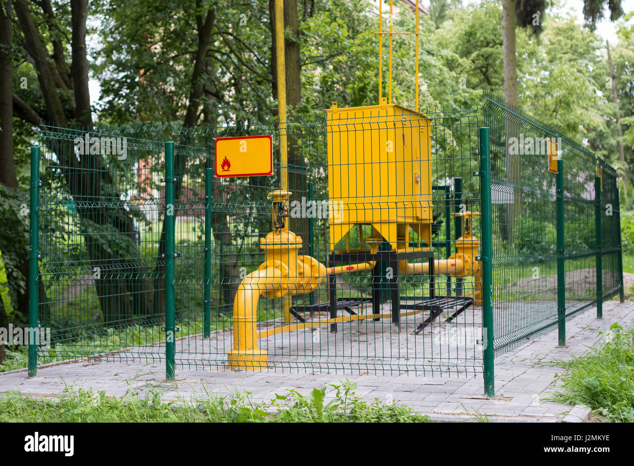 Point de distribution de gaz avec une armoire jaune Banque D'Images