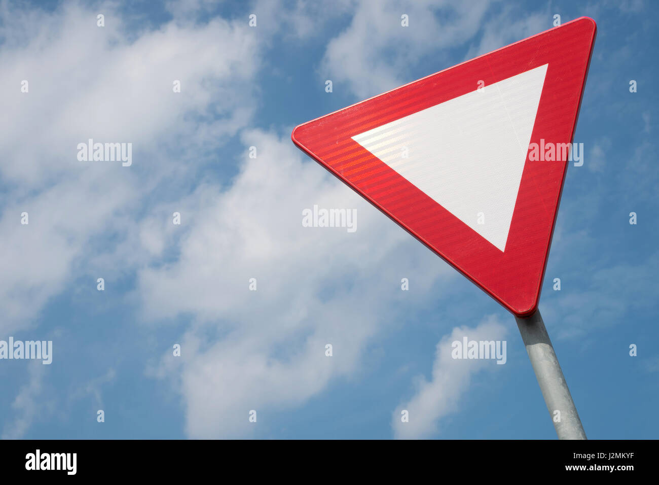 Panneau routier néerlandais : donner la priorité à la circulation sur la route principale de l'avant Banque D'Images