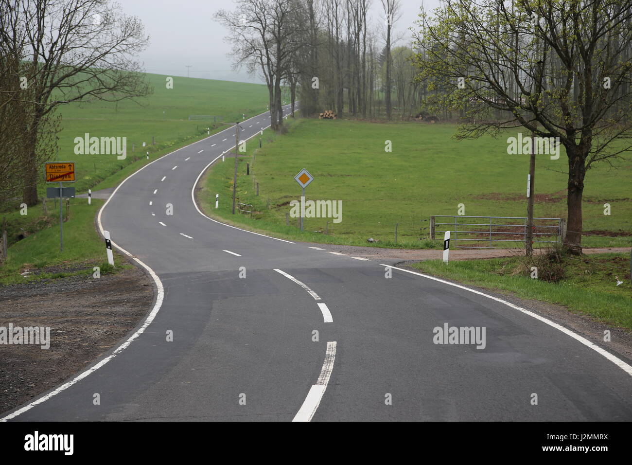 Route de campagne sinueuse dans la Rhön (Rhoen), populaire auprès des vacanciers Banque D'Images