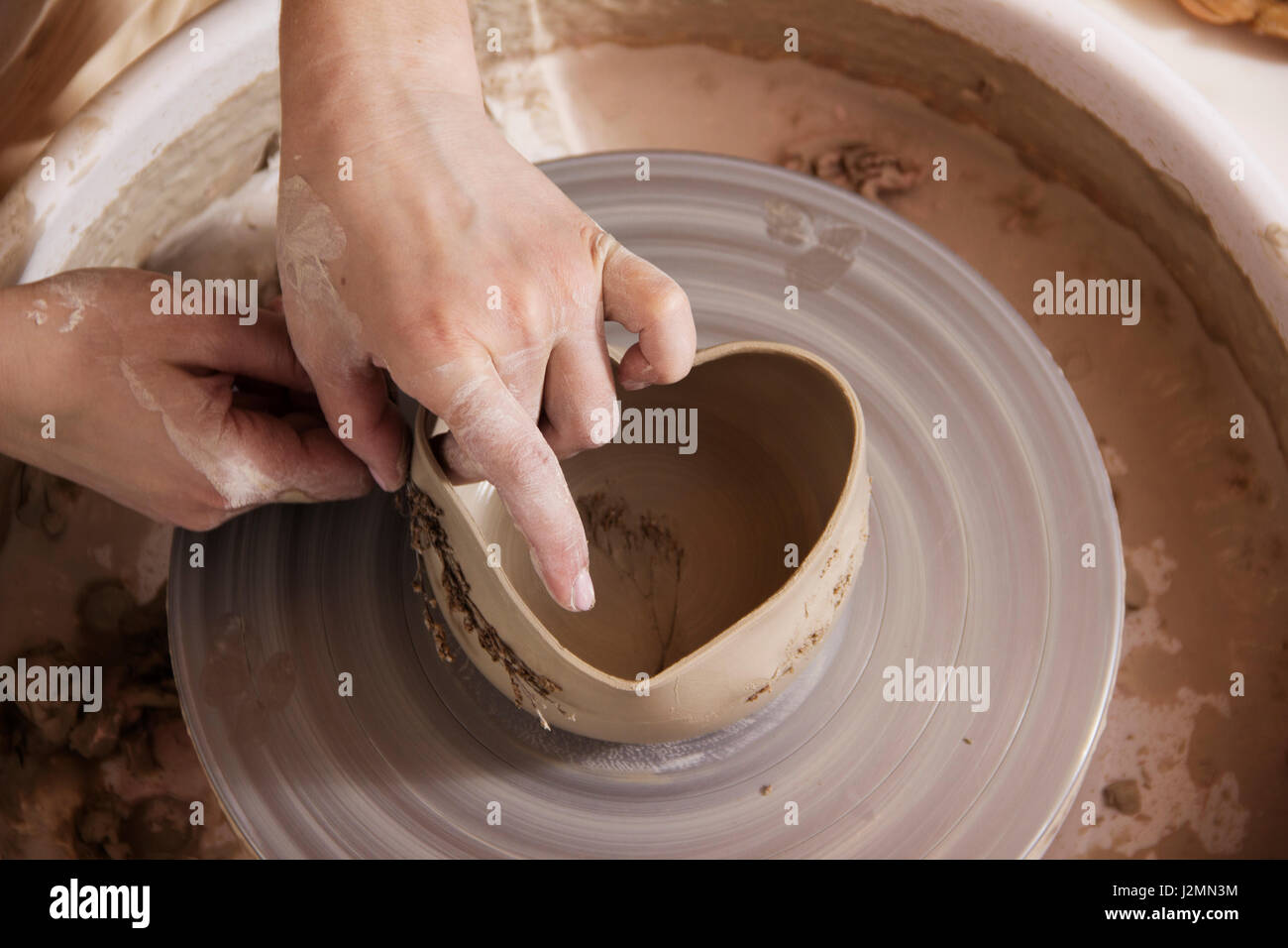 Close up of céramiste mains au travail dans son atelier Banque D'Images