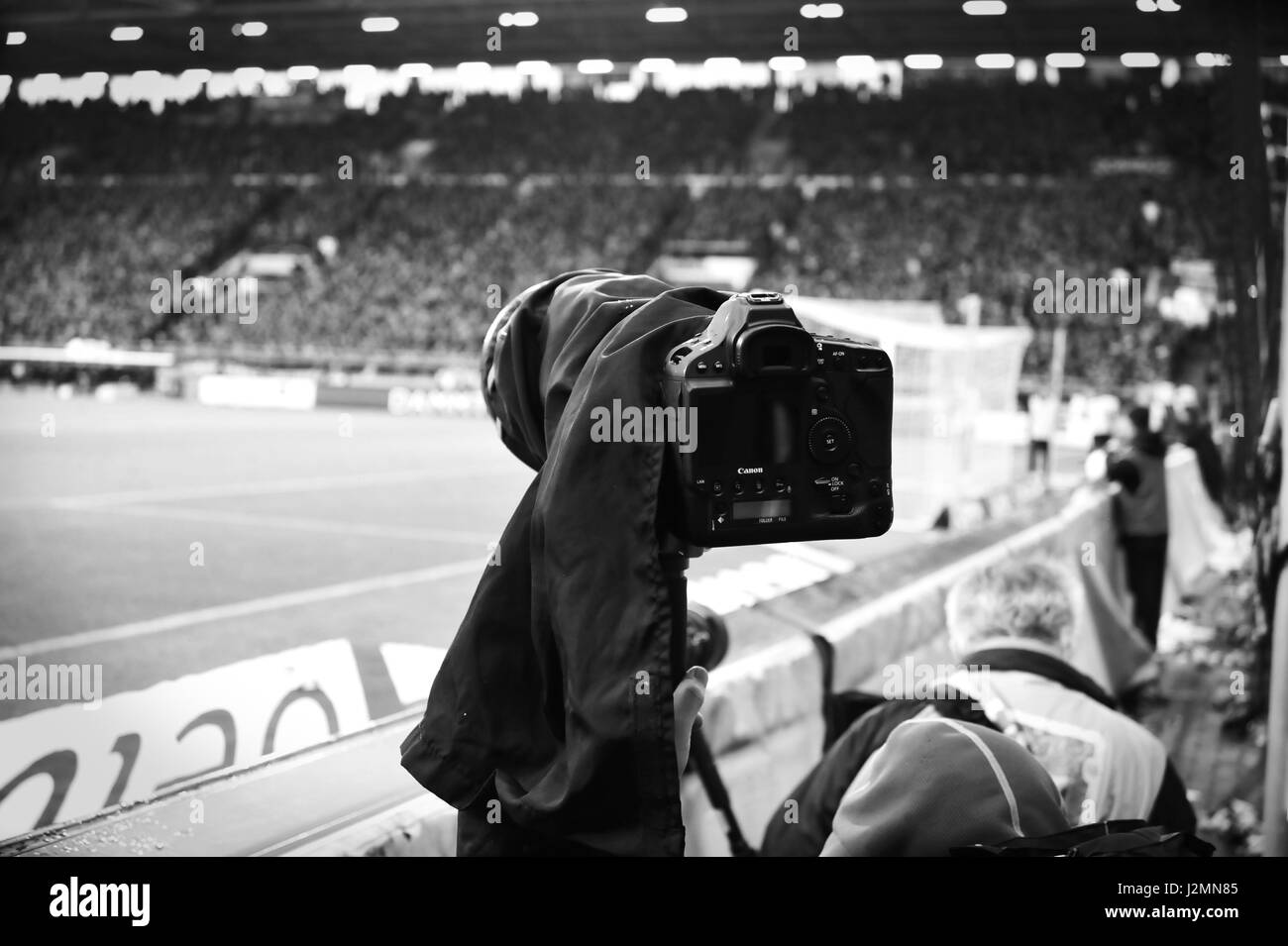 Au travail des photographes, stade Millerntor, Hambourg, Allemagne Banque D'Images