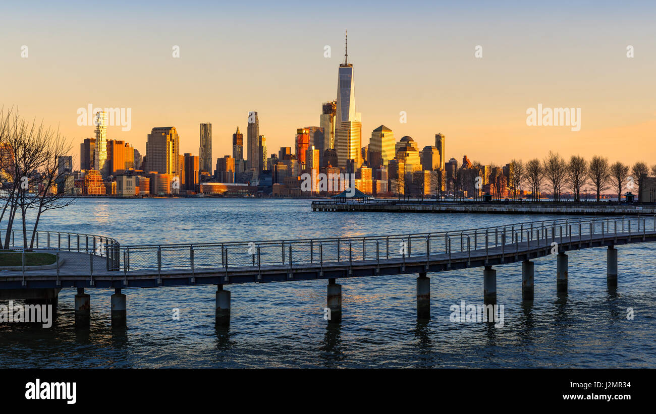 New York City Financial District gratte-ciel au coucher du soleil de l'Hudson. Lower Manhattan skyline et passerelle du New Jersey Banque D'Images