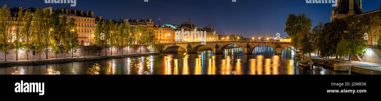 Vue panoramique sur les berges de la Seine, le Pont Royal, le pont et le Musée d'Orsay, à l'aube. Paris, 7ème arrondissement, France Banque D'Images
