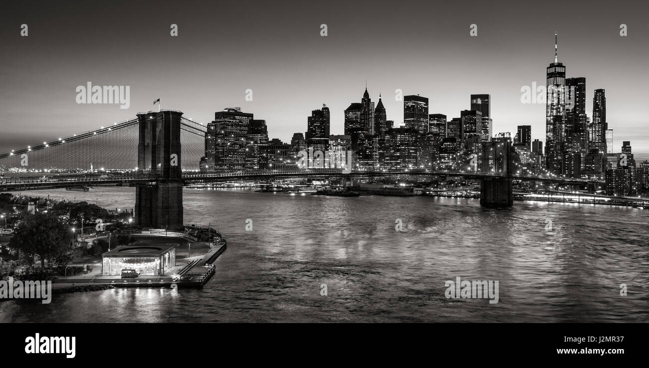 Pont de Brooklyn et Manhattan gratte-ciel au crépuscule en noir et blanc. New York City Banque D'Images