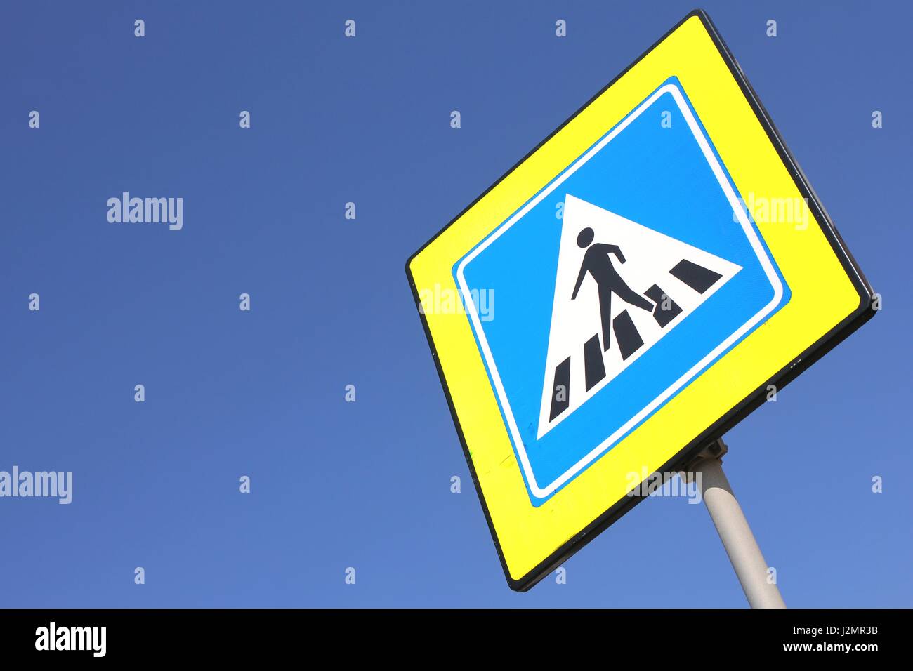 Yellow pedestrian crosswalk sign Banque de photographies et d’images à