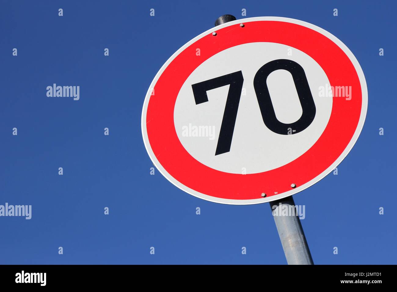 German road sign : limite de vitesse 70 km/h Banque D'Images