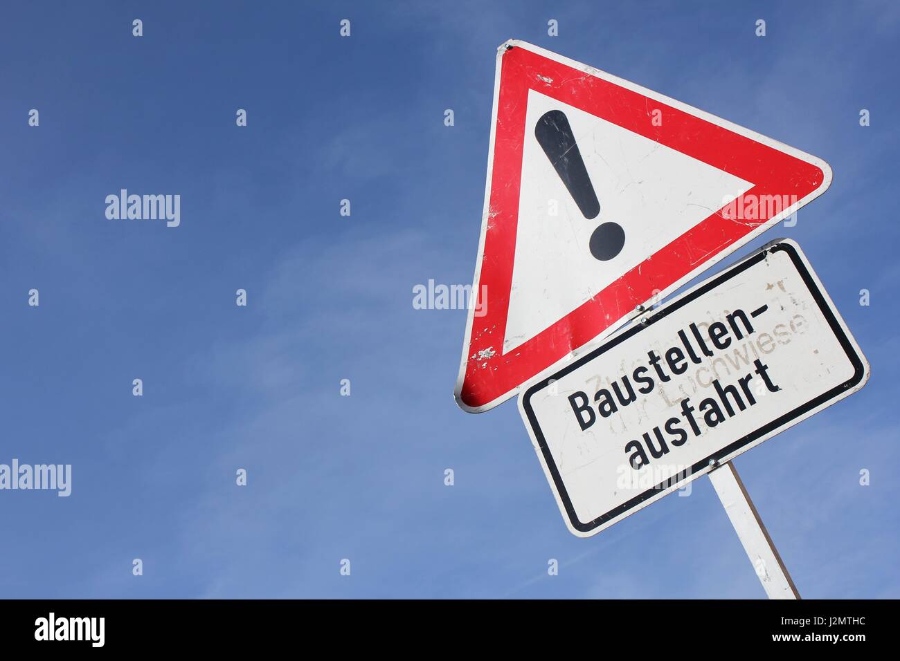 German road sign : attention - la sortie du site de construction Banque D'Images