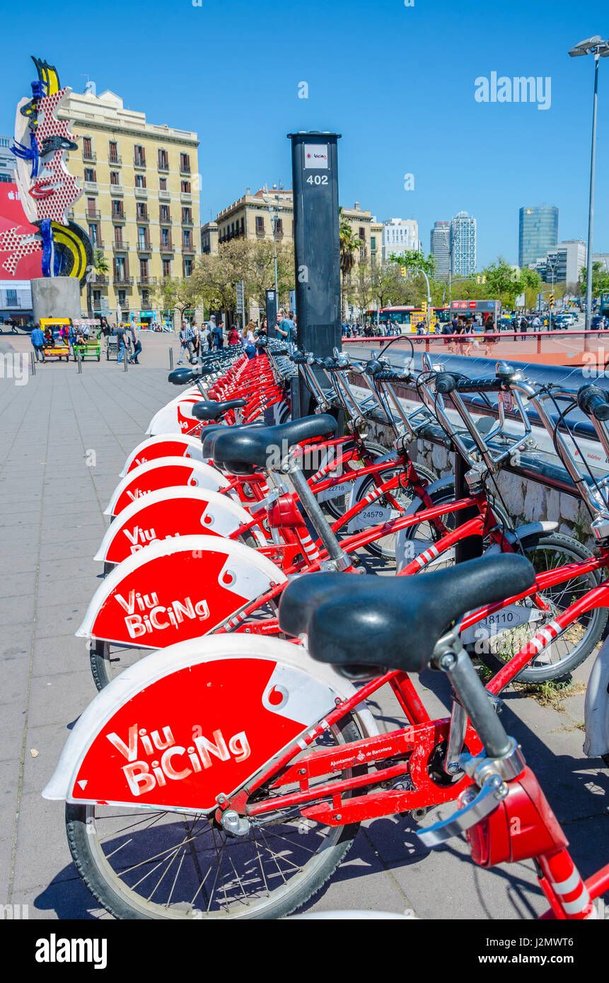 Location de vélos Bicing Viu à une station d'accueil près de la Face à Barcelone. Banque D'Images