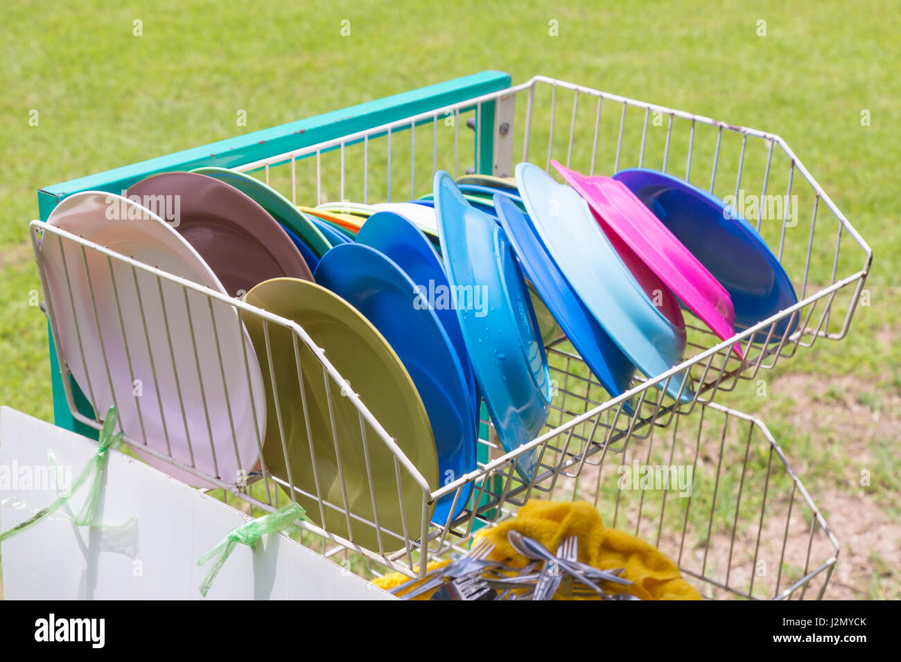 Plaques en plastique couleur humide sur l'extérieur du rack se sécher au soleil clair, selective focus sur la face avant Banque D'Images