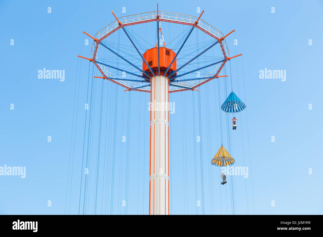 TOKYO, JAPON - 19 juillet 2016 - Les gens profiter de leur ciel Fleur Ride at Tokyo Dome Amusement Park à Tokyo, Japon le 19 juillet 2016 Banque D'Images