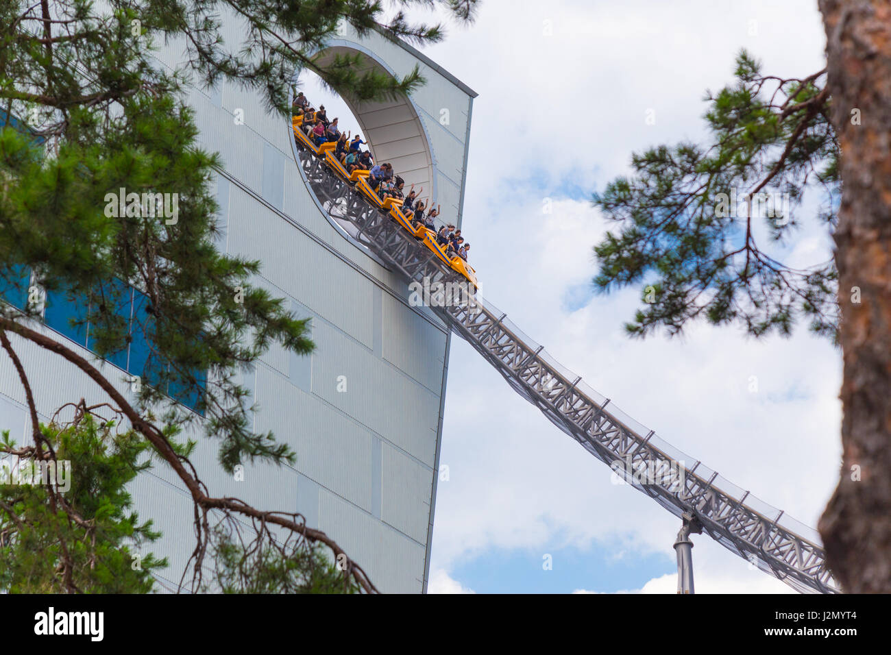 TOKYO, JAPON - 19 juillet 2016 Les gens apprécient la Thunder Dolphin ride at Tokyo Dome Amusement Park à Tokyo, Japon le 19 juillet 2016. Banque D'Images