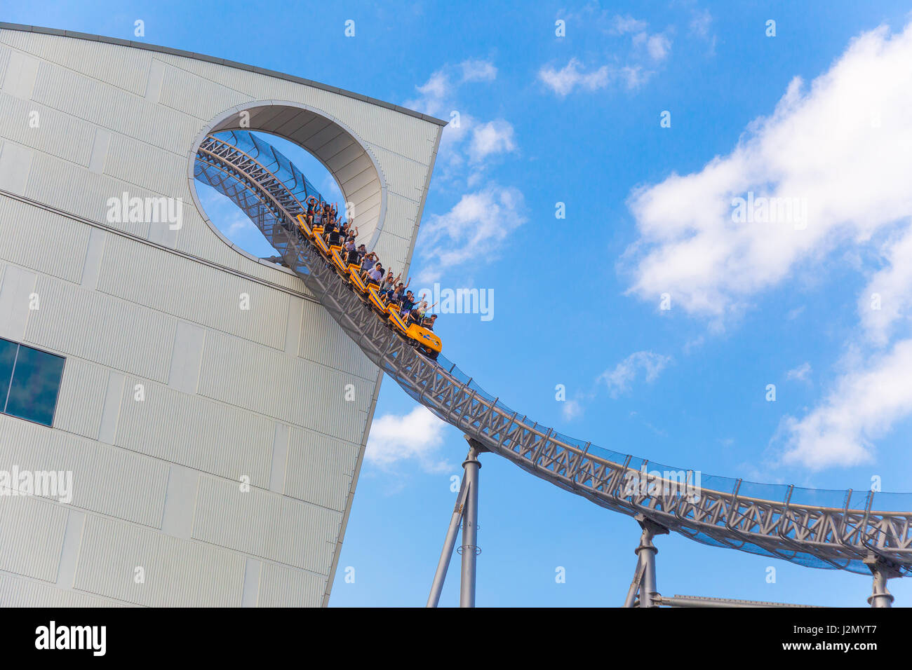 TOKYO, JAPON - 19 juillet 2016 Les gens apprécient la Thunder Dolphin ride at Tokyo Dome Amusement Park à Tokyo, Japon le 19 juillet 2016. Banque D'Images