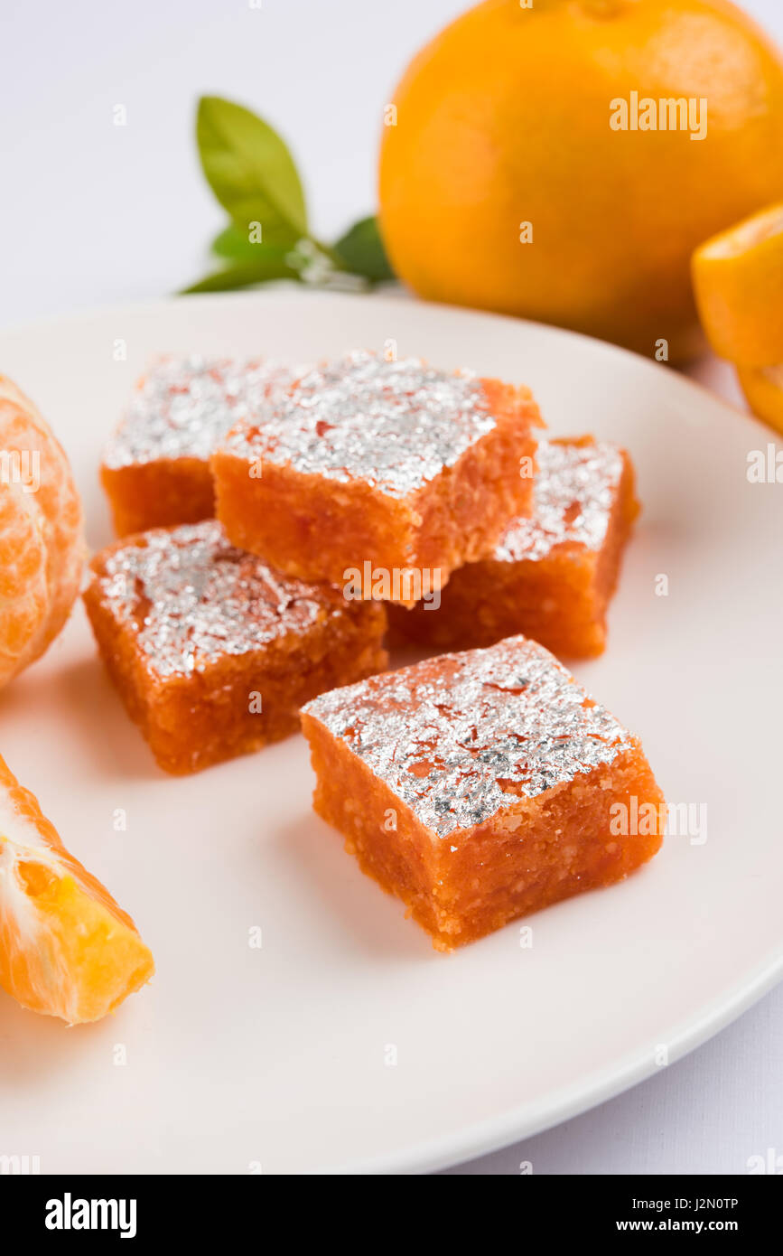 Indian Sweet Orange Alimentaire Burfi Ou Gateau Orange Ou Santra Burfi Festival Prefere En Hindi La Nourriture De L Inde Centrale Photo Stock Alamy