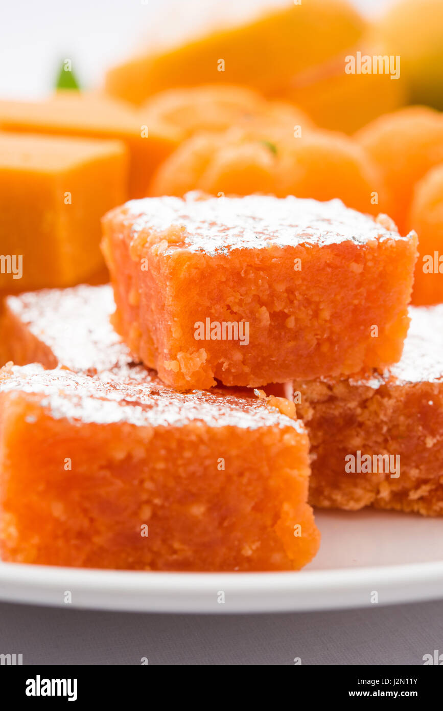 Indian Sweet Orange Alimentaire Burfi Ou Gateau Orange Ou Santra Burfi Festival Prefere En Hindi La Nourriture De L Inde Centrale Photo Stock Alamy