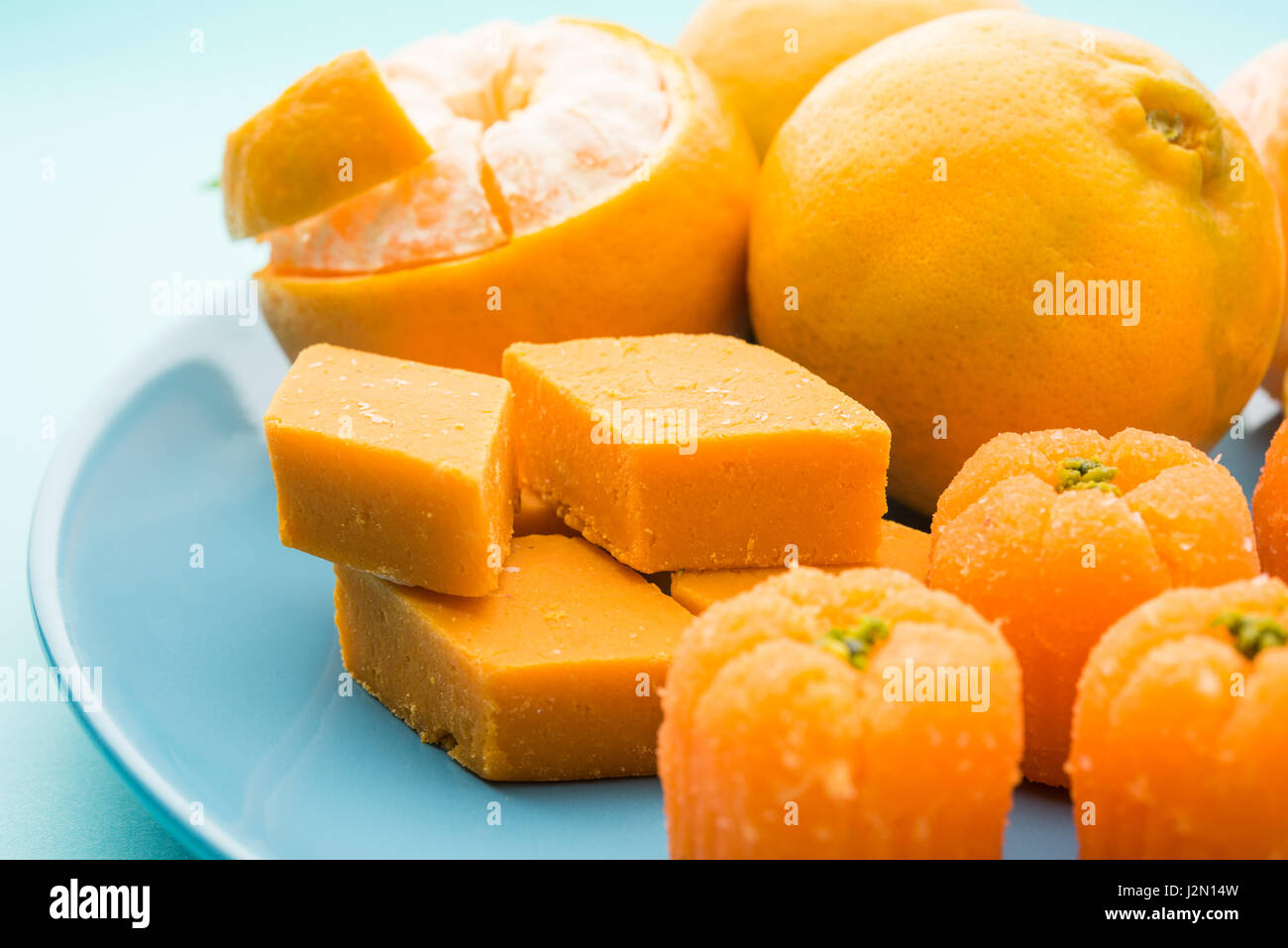 Indian Sweet Orange Alimentaire Burfi Ou Gateau Orange Ou Santra Burfi Festival Prefere En Hindi La Nourriture De L Inde Centrale Photo Stock Alamy