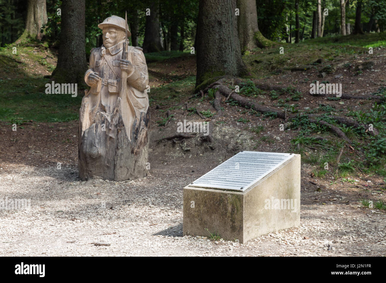 VERDUN, FRANCE - Le 19 août 2016 : Plaque commémorative et la sculpture sur bois soldat dans Fleury, French Village complètement détruit par une Première Guerre mondiale Banque D'Images