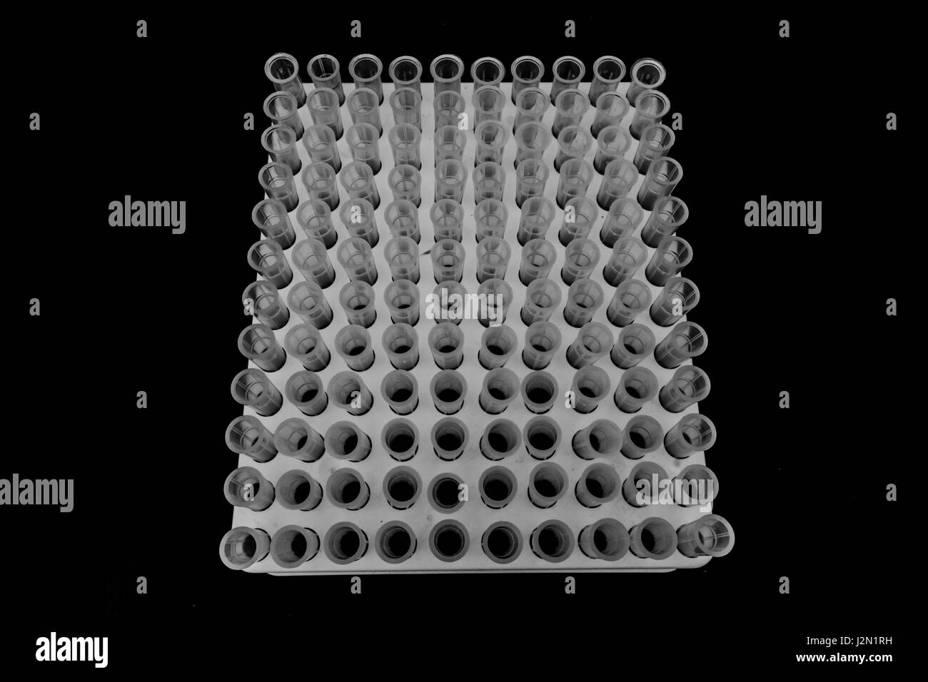 Tasse sur fond des tubes à essai de laboratoire. Concept de laboratoire Banque D'Images