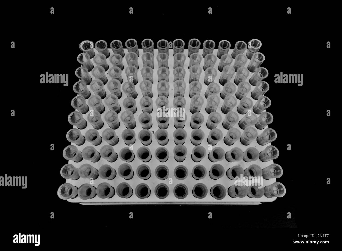 Tasse sur fond des tubes à essai de laboratoire. Concept de laboratoire Banque D'Images