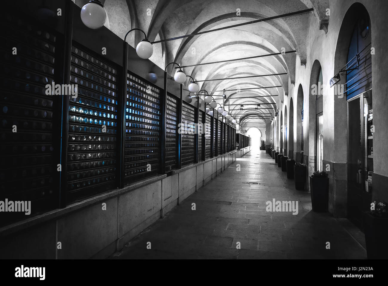 Noir et blanc couleur sélective arcade lumière bleue des ateliers fermés Padoue Vénétie Italie Banque D'Images