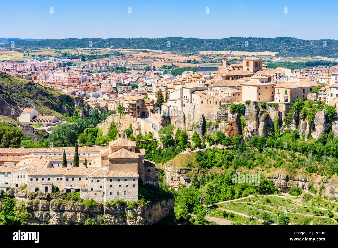 La falaise de Cuenca bâtiments y compris le Convento de San Pablo, maintenant le Parador de Cuenca, avec vue sur la nouvelle ville, Castilla La Mancha, Espagne Banque D'Images