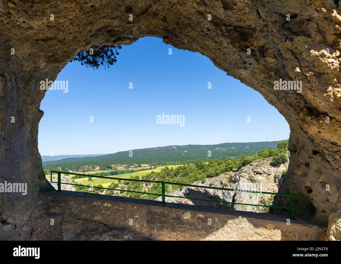 Vues encadrées sur la campagne à travers la grotte ouverte appelée Ventano del Diablo, Castilla La Mancha, Espagne Banque D'Images