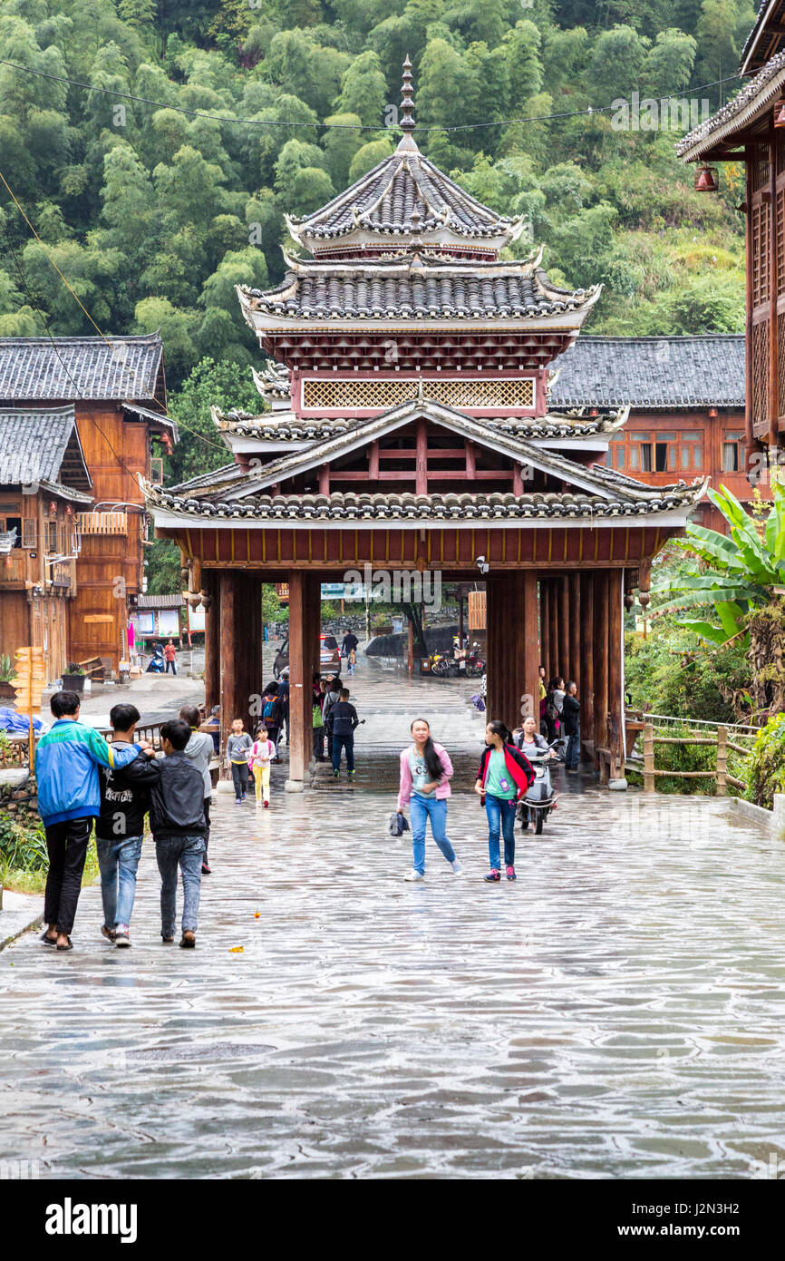 Zhaoxing, Guizhou, en Chine, un village de la minorité Dong. Scène de rue avec pont couvert. Banque D'Images