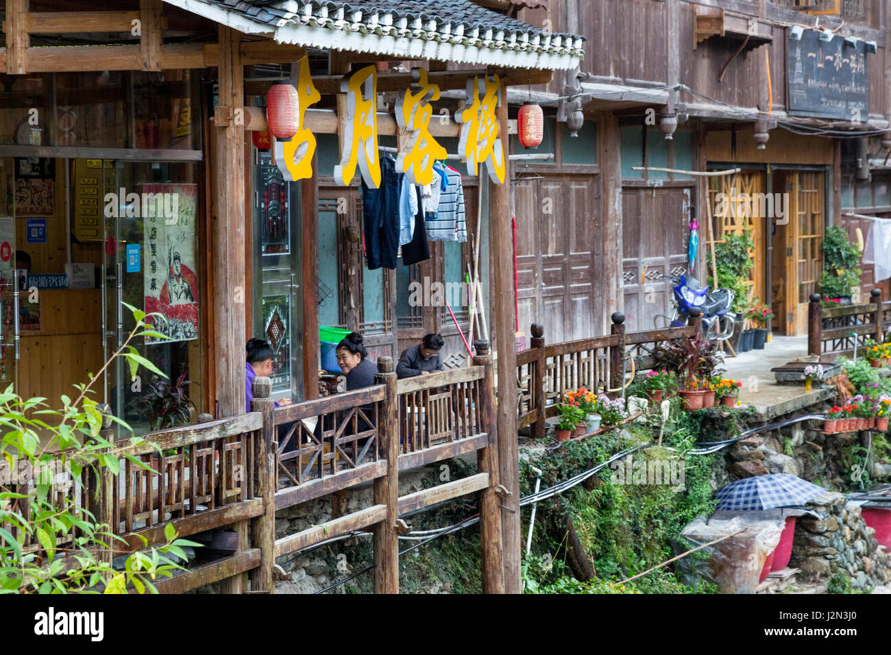 Zhaoxing, Guizhou, en Chine, un village de la minorité Dong. Scène de rue montrant boutiques et maisons. Banque D'Images