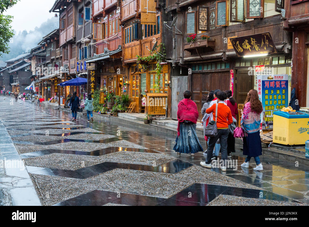 Zhaoxing, Guizhou, en Chine, un village de la minorité Dong. Nouvelle rue avec des magasins pour les touristes. Banque D'Images