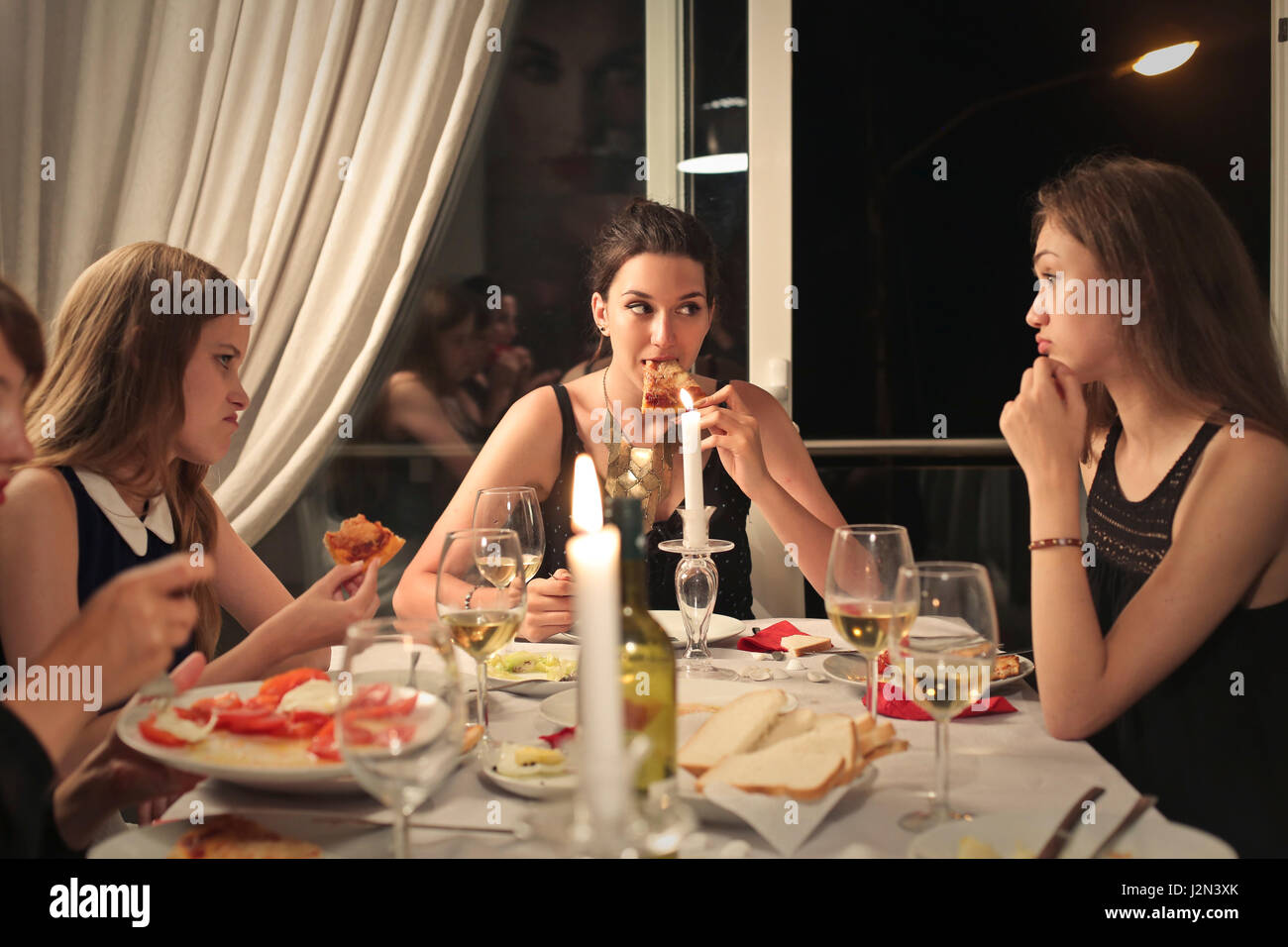 3 jeunes femmes de manger dans restaurant Banque D'Images