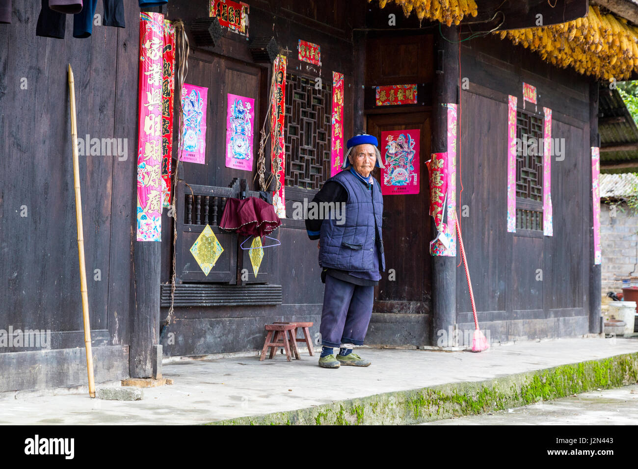 Matang, Village Gejia du Guizhou, en Chine. Femme devant sa maison dans le village. Banque D'Images