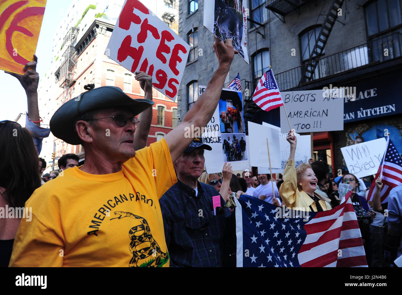 Les deux manifestants et contre-manifestants visibles sur le 12 septembre 2010 à peser sur la Mosquée qui était prévue à ground zero à New York. Banque D'Images