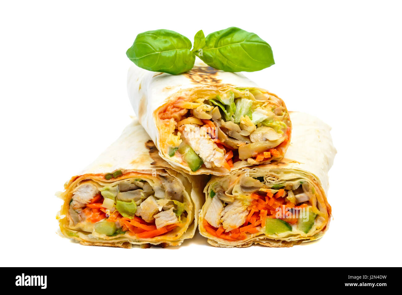La nourriture traditionnelle du Moyen-Orient - shawarma. Poulet farci de Lavash, légumes, champignons et sauce. Isolé sur fond blanc. Banque D'Images