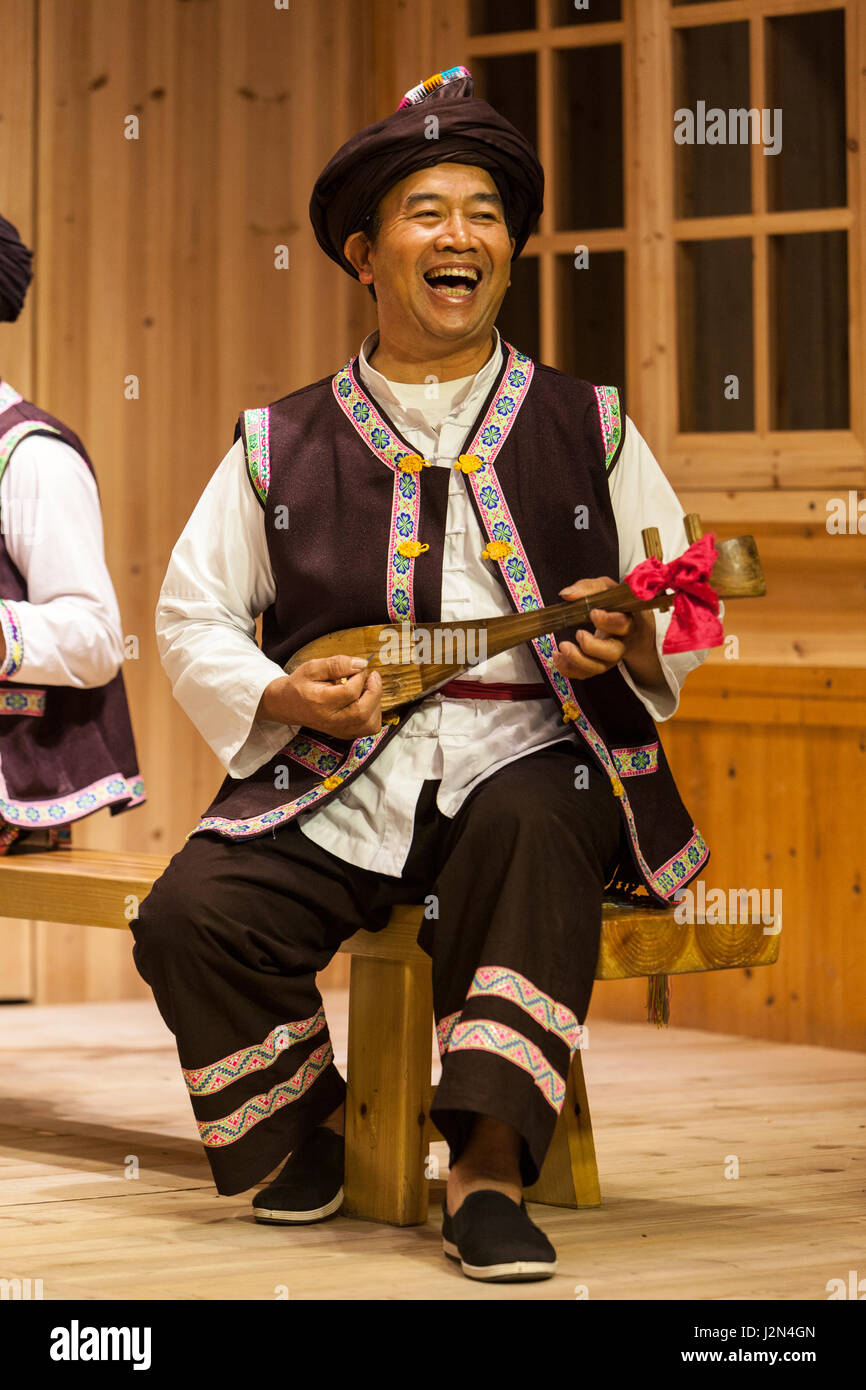 Zhaoxing, Guizhou, en Chine. L'homme jouant un pipa (luth) dans un spectacle de musique traditionnelle de la minorité ethnique Dong. Banque D'Images