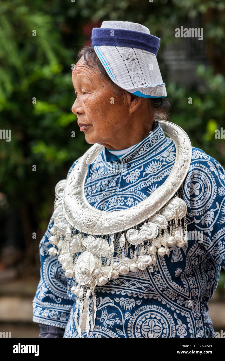 Matang, Village Gejia du Guizhou, en Chine. Femme d'âge moyen en costume traditionnel. Banque D'Images