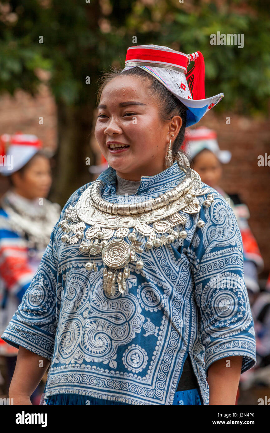 Matang, Village Gejia du Guizhou, en Chine. Jeune femme en costume traditionnel. Banque D'Images