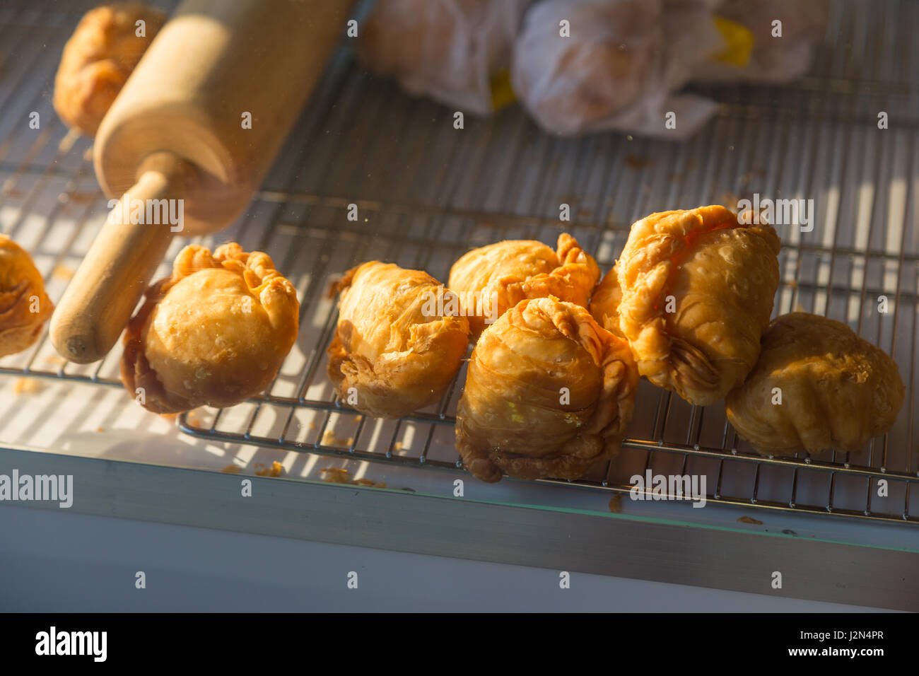 Thaï Curry Puff, un diagramme circulaire comme snack traditionnel, la farce peut être le poulet ou de haricots ou de taro Banque D'Images