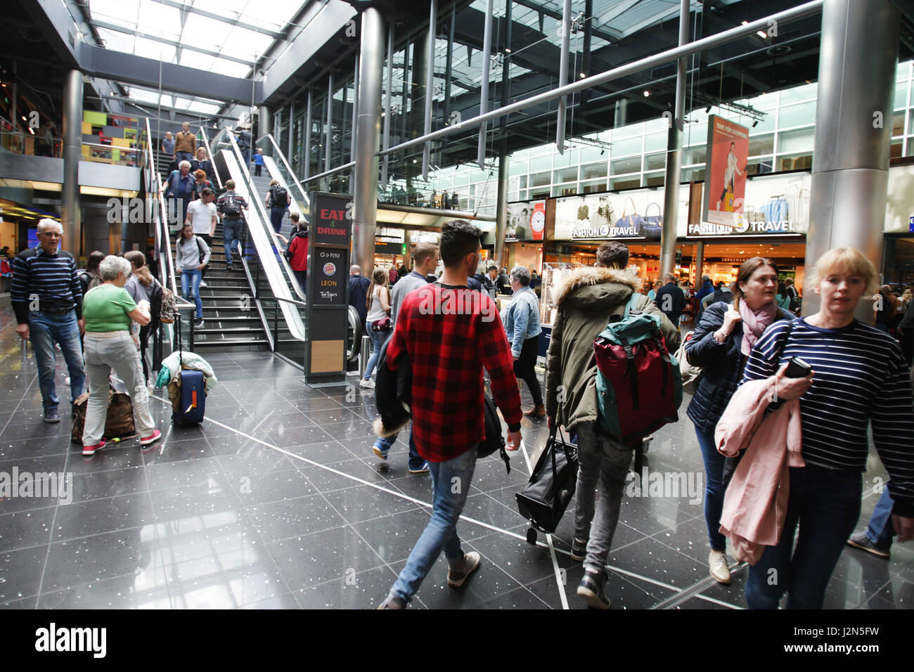Les voyageurs ont vu dans l'aéroport de Schiphol le 29 avril 2017 à Amsterdam, Pays-Bas. Schiphol est le principal aéroport international des Pays-Bas. Banque D'Images