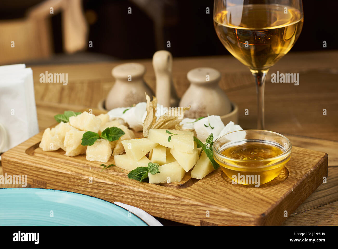 Assiette de fromage avec du miel et du vin Banque D'Images
